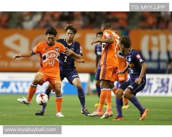 广岛三箭在J联赛杯决赛中以3-1战胜柏太阳神夺得队史第二冠吸引62466人观战